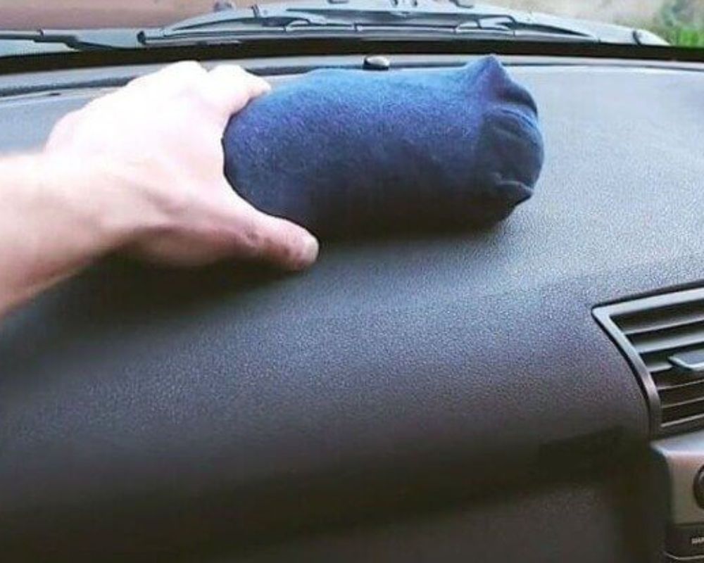 Use Cat Litter to Keep the Car Moisture-Free