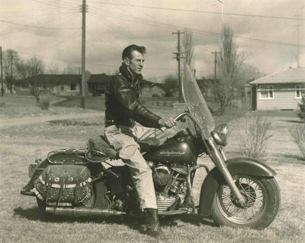 Hombre montando en Harley - 1955
