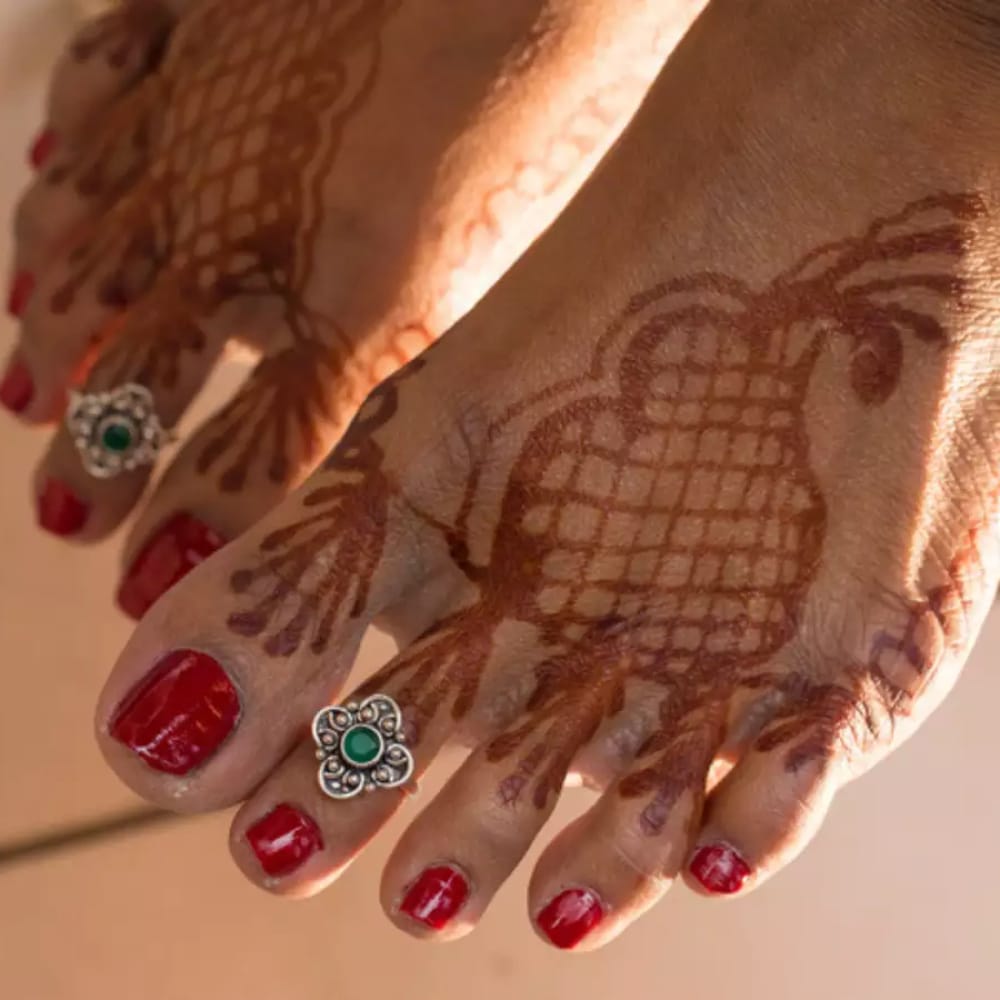 Anillos de boda en los dedos del pie