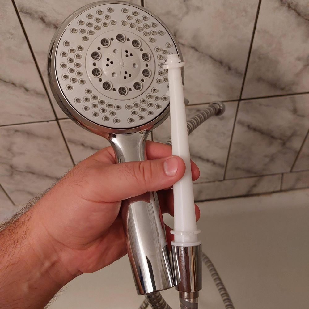 #40. Utilizar un cabezal de ducha de plástico