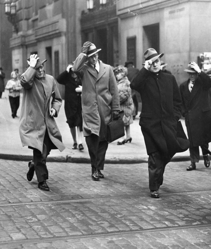 Sosteniendo sombreros al viento - Filadelfia, 1947