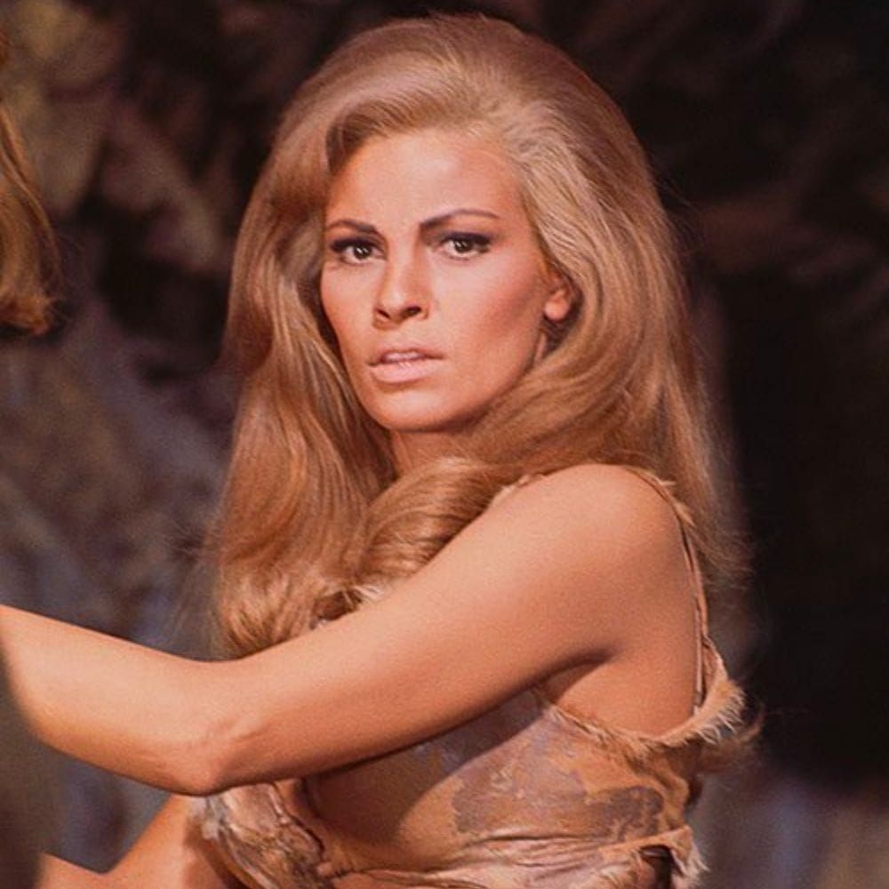 A Look Into Raquel Welch’s Life Through Rare Vintage Photos - simplyurbans.com