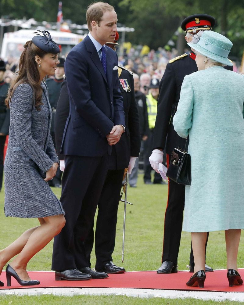 All Women to Curtsy to the Queen