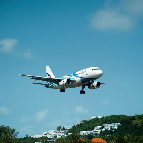 Stewardess hívja a 911-et, miután látta a 7 éves gyerek rejtélyes kézjeleit a repülőn