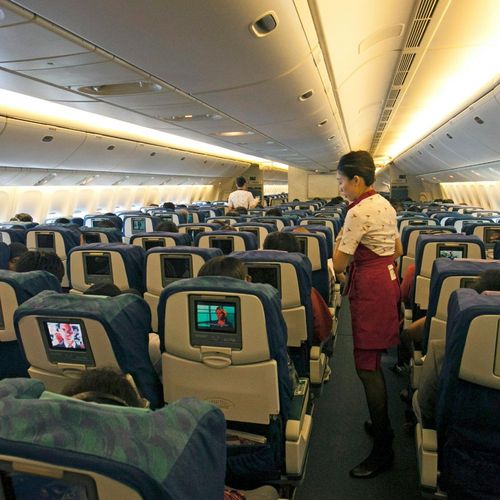 O însoțitoare de zbor își vede soțul decedat în avion - apoi observă un detaliu surprinzător